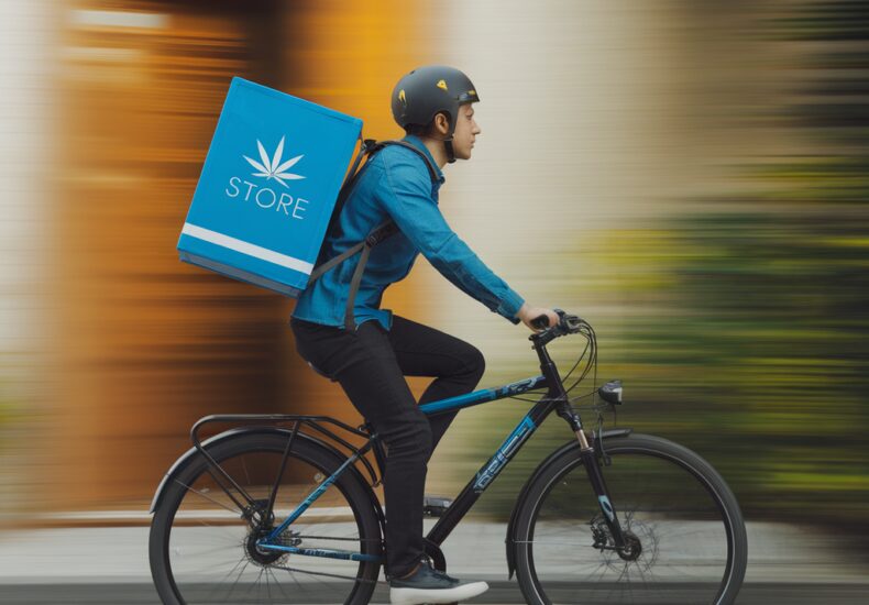 Intérieur d'une boutique spécialisée en produits à base de cannabidiol