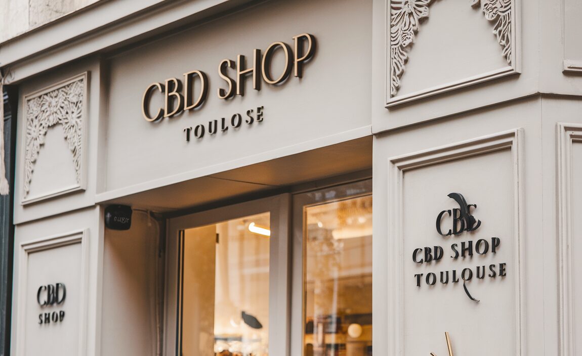 Intérieur d'un CBD shop à Toulouse avec divers produits
