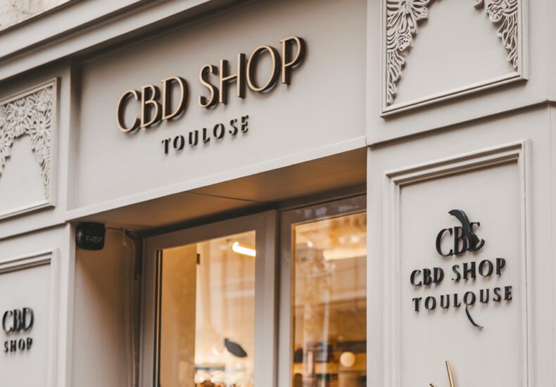 Intérieur d'un CBD shop à Toulouse avec divers produits