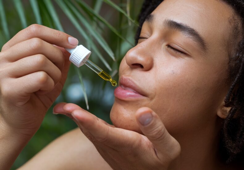 Bouteille d'huile de CBD pressée à froid sur un fond naturel