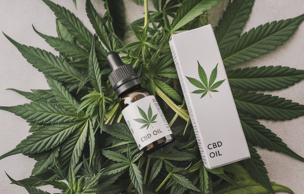 Flacon d'huile de CBD avec feuilles de chanvre