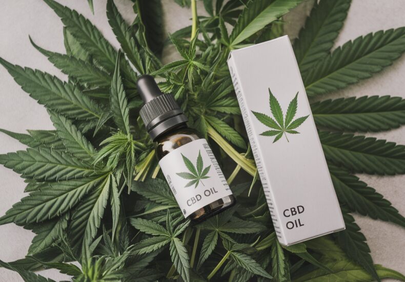 Flacon d'huile de CBD avec feuilles de chanvre