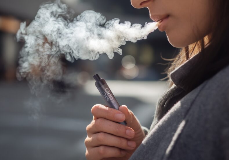 Vaporisateur CBD portable en fonctionnement